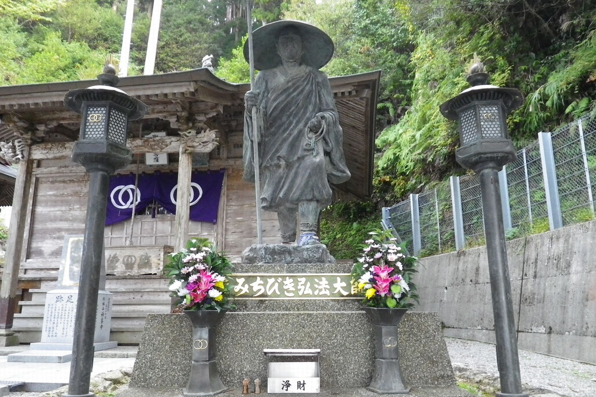 第27番札所・神峯寺の本堂そばにある大師像
